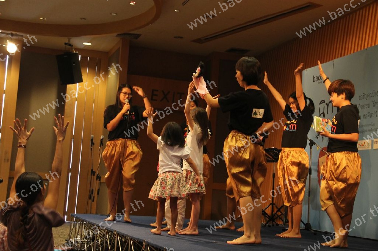Storytelling Activity for Kids: Modern E-Saew performance “Krai Tong” Date : 28 May 2016